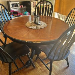 Table With 6 Chairs Includes Leaf.