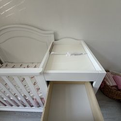 DaVinci Charlie 4-in-1 Convertible Mini Crib & changing table