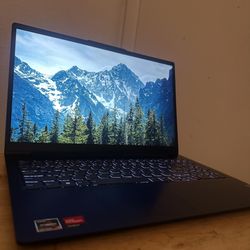 Lenovo IdeaPad Slim 3 (Ryzen 7 / 16GB / 512GB SSD) – Great Condition – Minor Screen Bleed