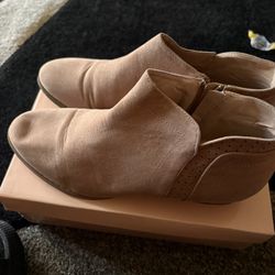 Woman’s Low Cut Boots 