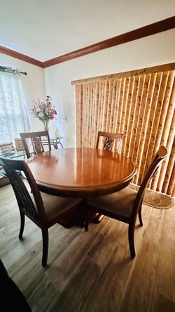 Kitchen Table Leaf Base and 4 matching chairs