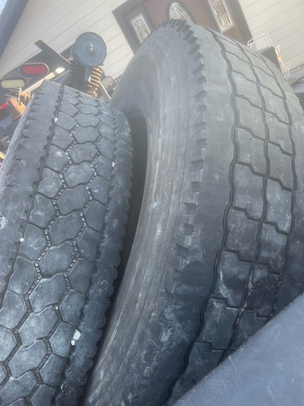 Dos Llantas R 22,5 MEDIO USO 50 Cada Una