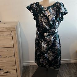 Dress size XL fits a L,  hace muy bonita figura