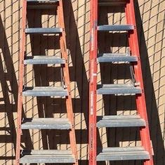 LOUISVILLE Stepladder: 8 ft Ladder Size, Fiberglass, 300 lb Load Capacity, 26 lb Wt (used)