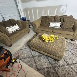 Free ❤️Beautiful Love Seat Sofa❤️Delivery 