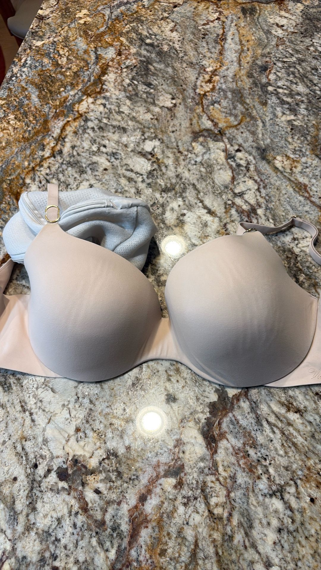 Victoria’s Secret 34DDD. Adjustable Strap Can Be Cross Back Bra