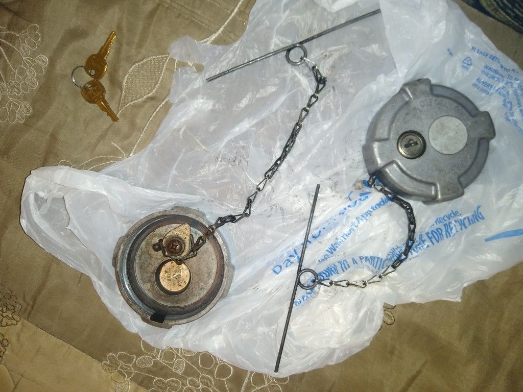 Locking gas caps
