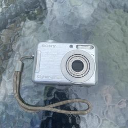 Sony Cyber-shot DSC-S700 Digital Camera 7.2 Megapixel / Silver Tested
