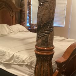 Micheal Amini 2010 ( MATTRESS NOT INCLUDED!!!) Comes With Mirror Cabinet And Two End Cabinets With Mirror