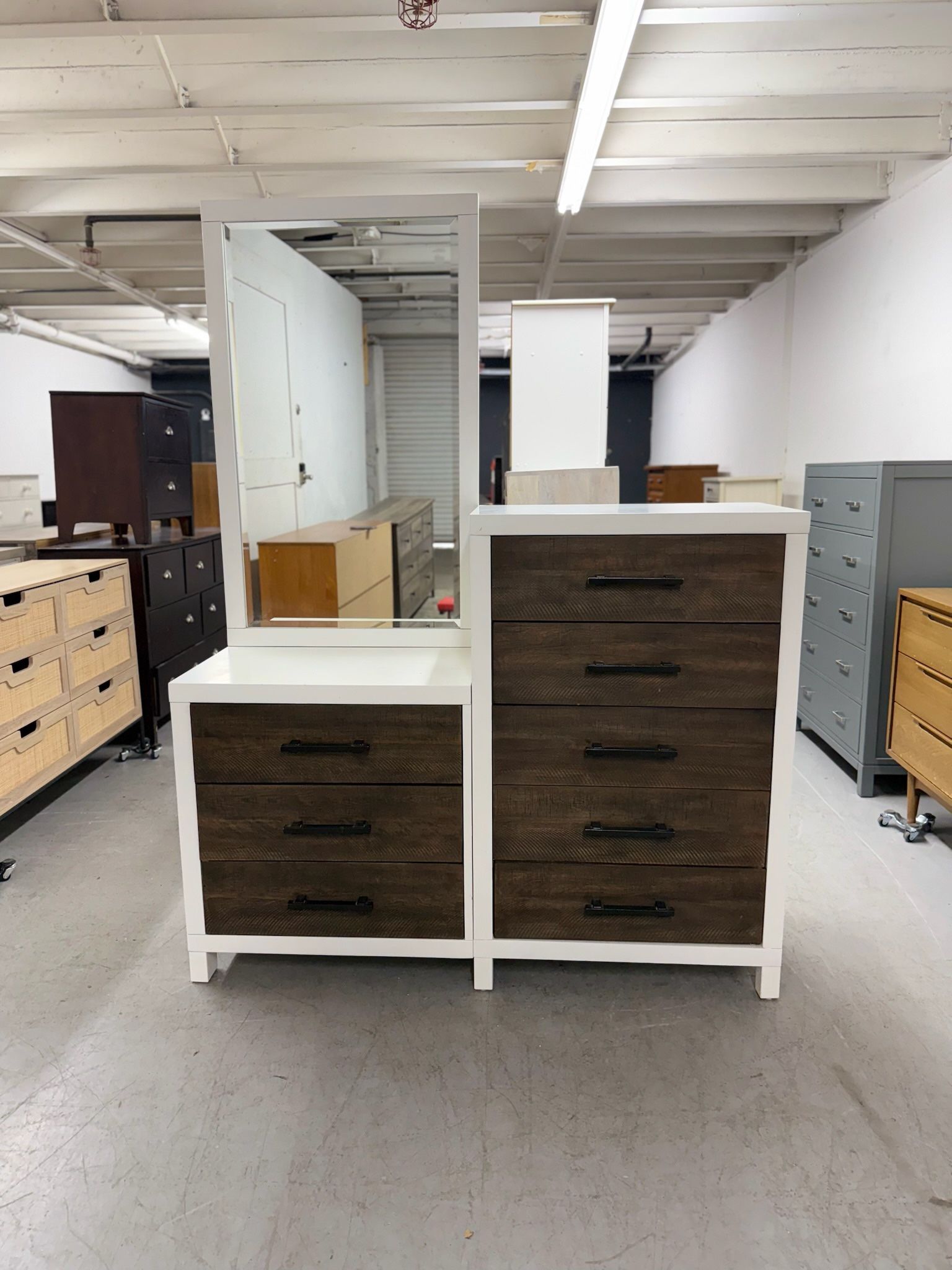 One Piece 5 & 3 Drawer Drawer Dresser with Mirror / Vanity