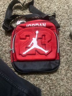 Jordan Nike Men’s  Cangurera /Fanny Pack. Color Red/ Rojo Color.