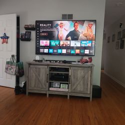 70" Vizio  LED  UHD  HDR  4K  smart TV 