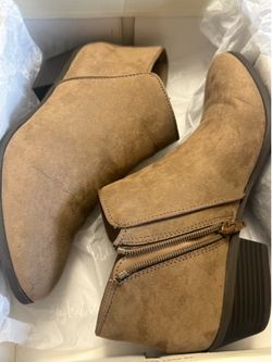 WOMEN ANKLE BOOTIES, STYLE & CO, IN TAUPE SUEDE
