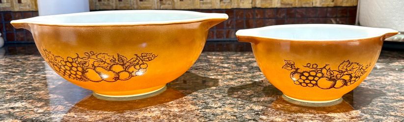 Pyrex Cinderella “Old Orchard” Pattern. Nesting Mixing Bowls. Set of 2-443 & 441-Vintage 1970s.