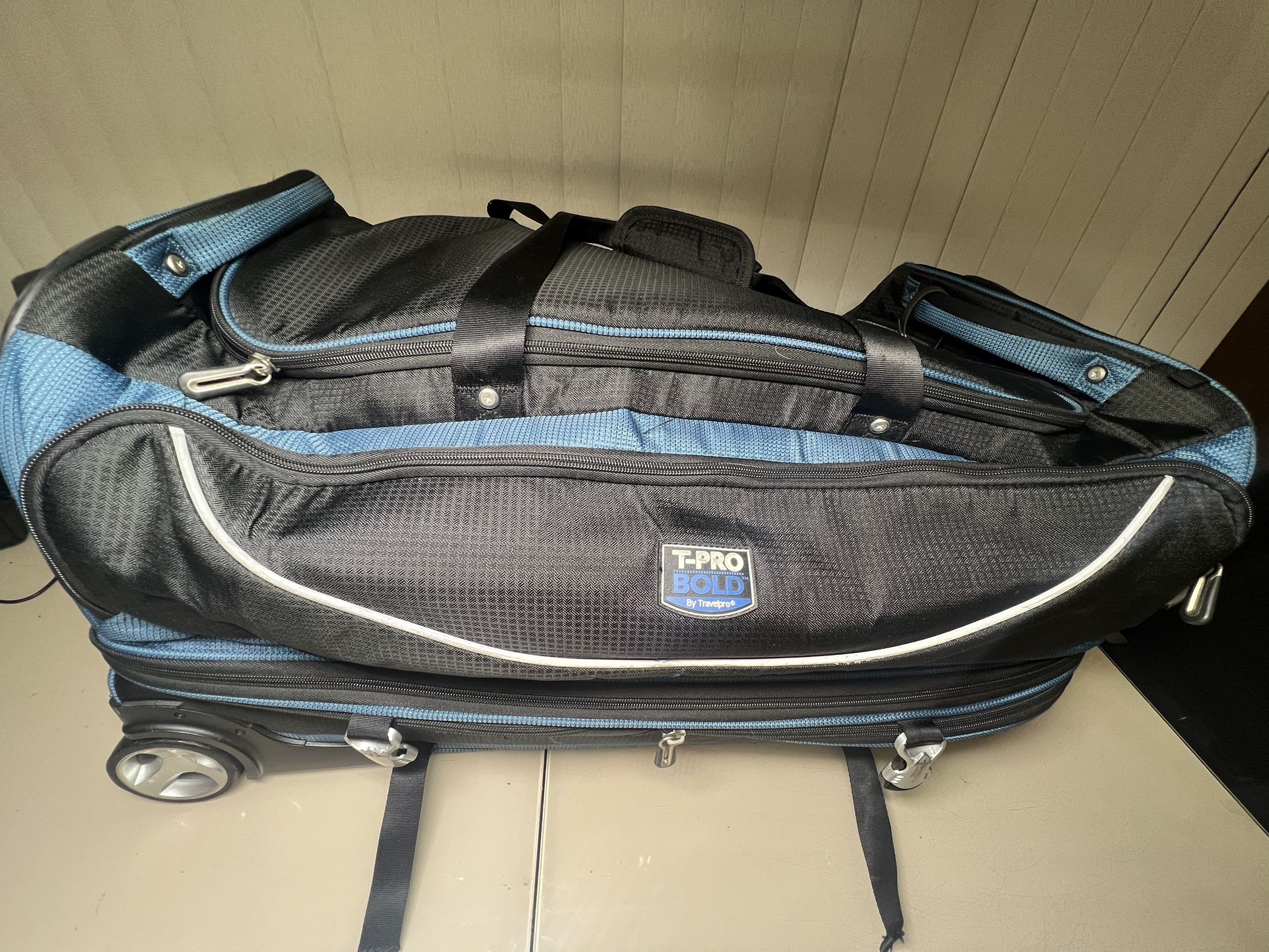 Travelpro T-Pro Bold Softside 29" Expandable Rollaboard Upright Luggage W/defect. Please read before purchasing. The luggage is in overall good shape