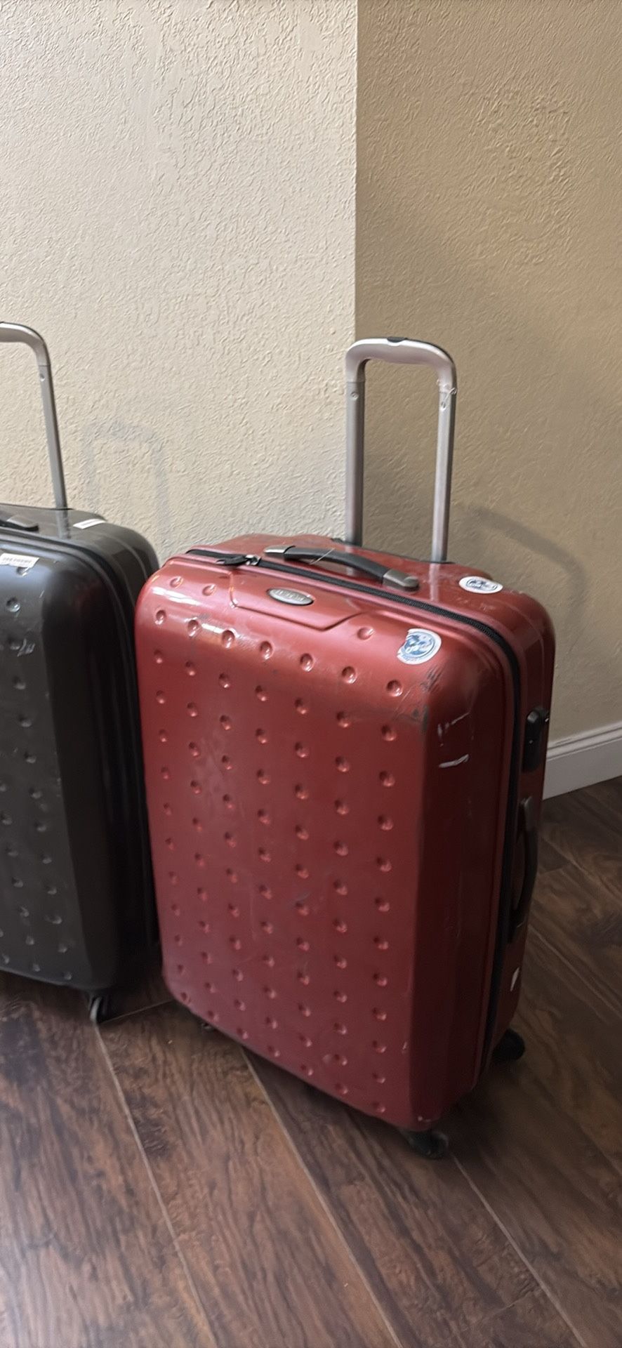 $35 each LARGE FOR 23kg. H30”, W20”, Deep12”. Good zipper. Nothing cracked. 👇