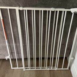 Extra Wide Pet Gate / Baby Gate - Fits Openings 26” - 43”