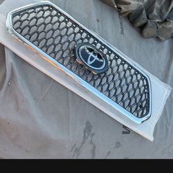 2016-2020 Toyota Tacoma front bumper upper grille OEM 