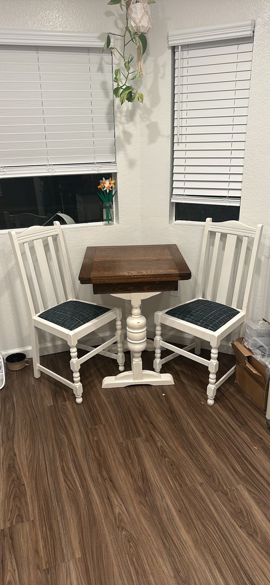 Expanding Kitchen/ Dining Table With Chairs