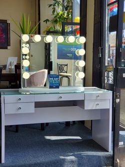 Hollywood vanity sets