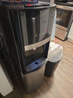 Hot and cold water dispenser