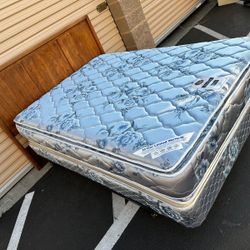 Full size bed with like new firm support mattresscama matrimonial y colchon como nuevo soporte firme