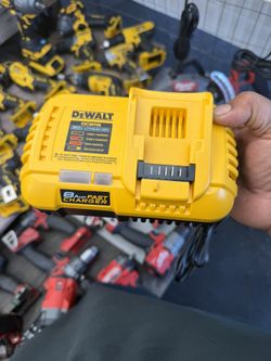 DEWALT 20V MAX / 60V MAX FLEXVOLT Lithium-Ion Fan Cooled Fast Battery Charger