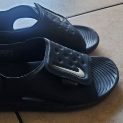 Nike Boys Sandals. Size 4Y 