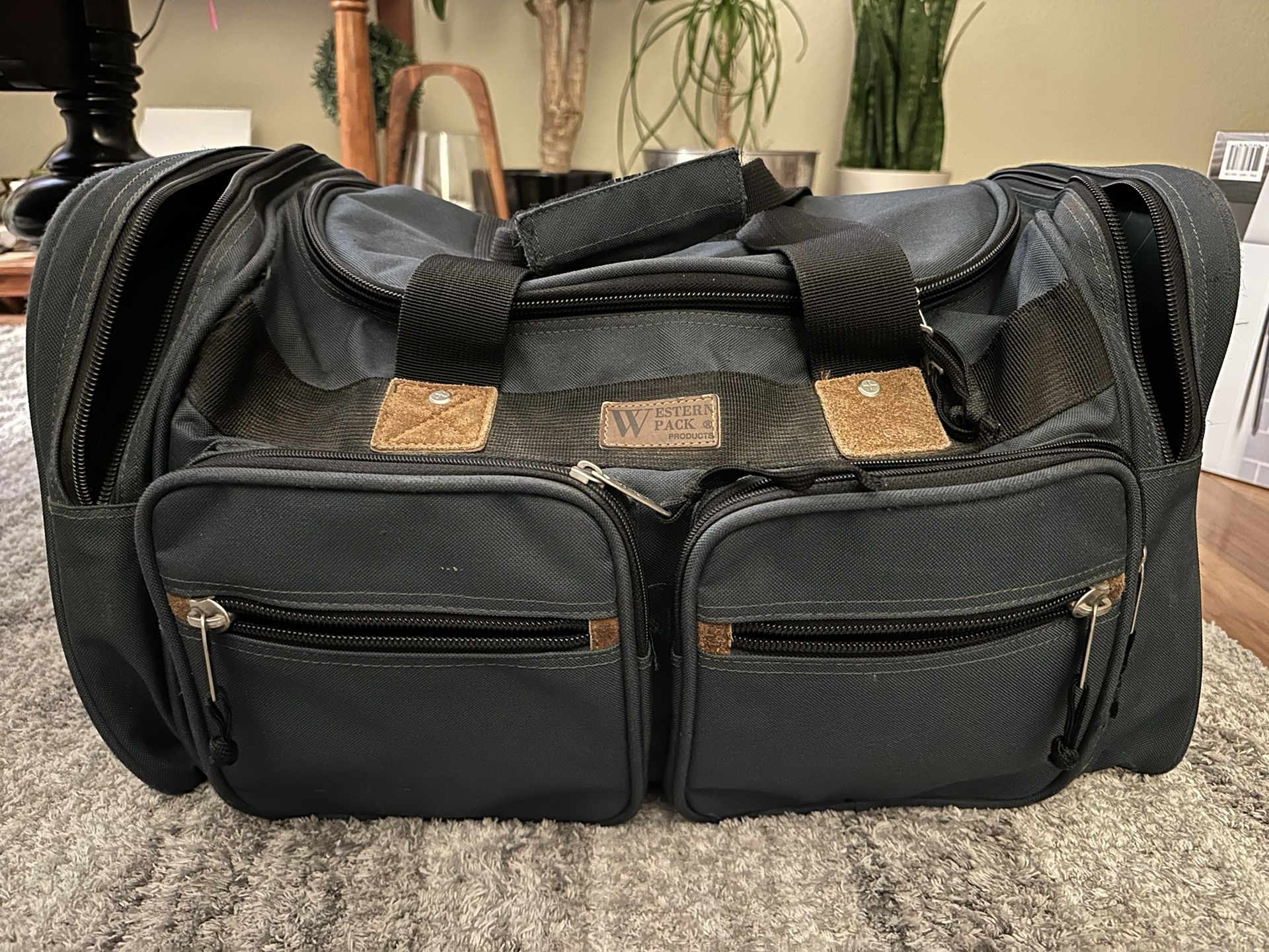 Sturdy Travel Bag With Shoulder Strap for Sale in Maple Valley, WA OfferUp