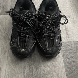 Balenciaga Tracks Size 42
