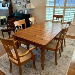 Ethan Allen Rustic Farmhouse Pine Dining Table w/ Chairs And Leaves