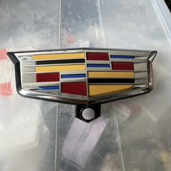 NEW GENUINE OEM 19-2021 Cadillac Escalade FRONT Emblem w/ Camera Hole (contact info removed)6 