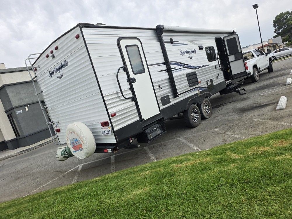 RV CAMPING TRAILER SPRINGDALE 29 FT LENGHT