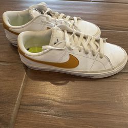Nike women’s Sneakers 8.5