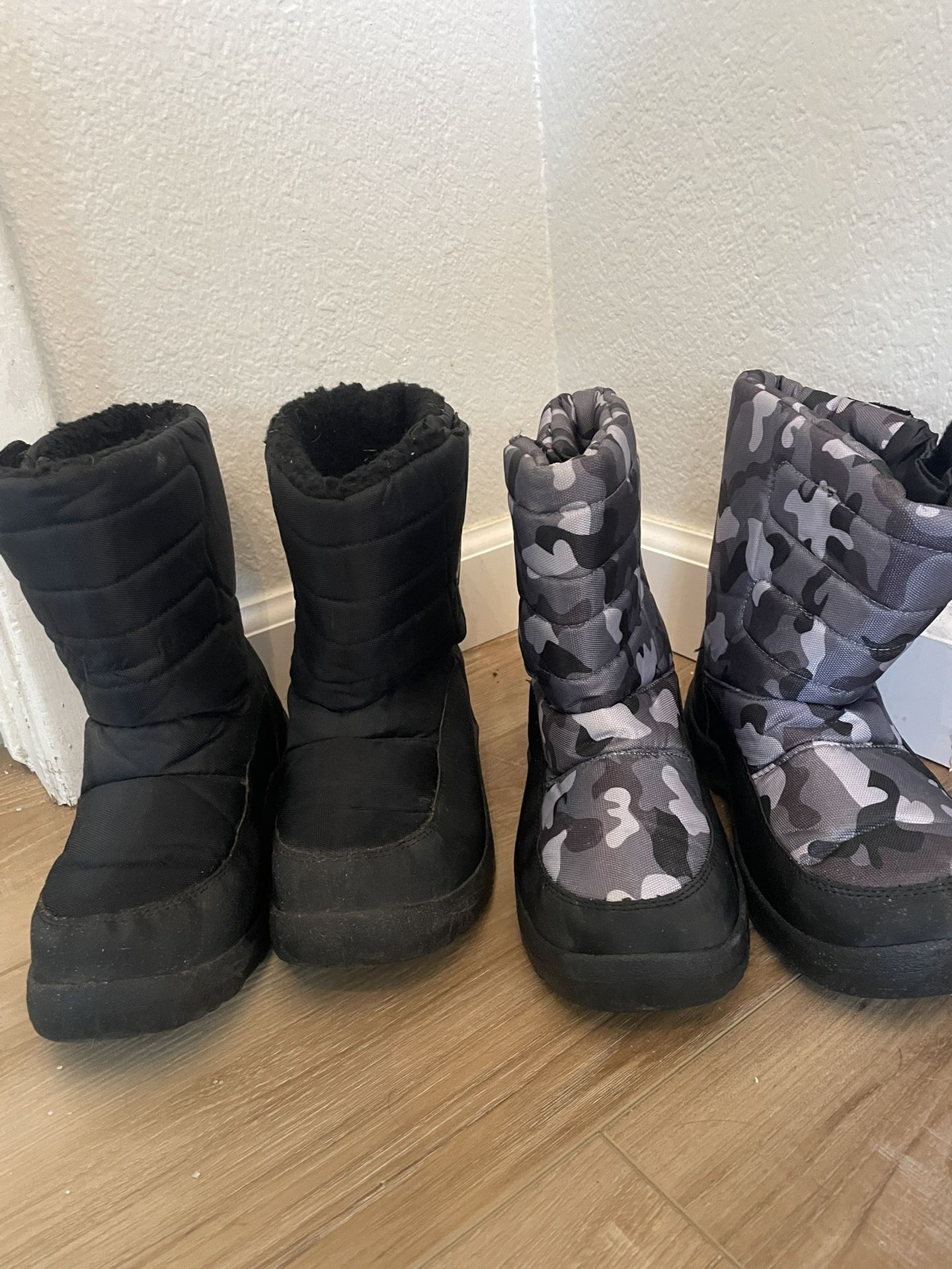 Boys Snow Boots Sizes 4 and 6