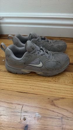 Girls Nikes Y2
