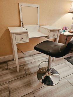 Little girls 👧 vanity wirh chair