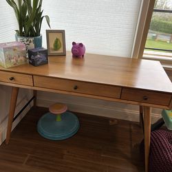 Office desk(pending pickup)