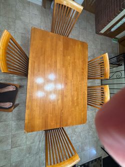 Kitchen/dinning room table and 6 chairs