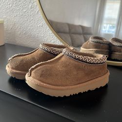 Ugg Toddler size 8c