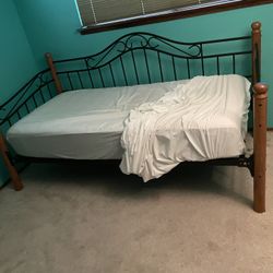 Beautiful Twin Day Bed With Mattress