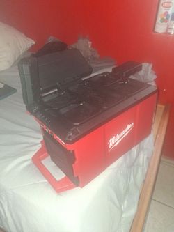 MILWAUKEE PACKOUT LIGHT/CHARGER