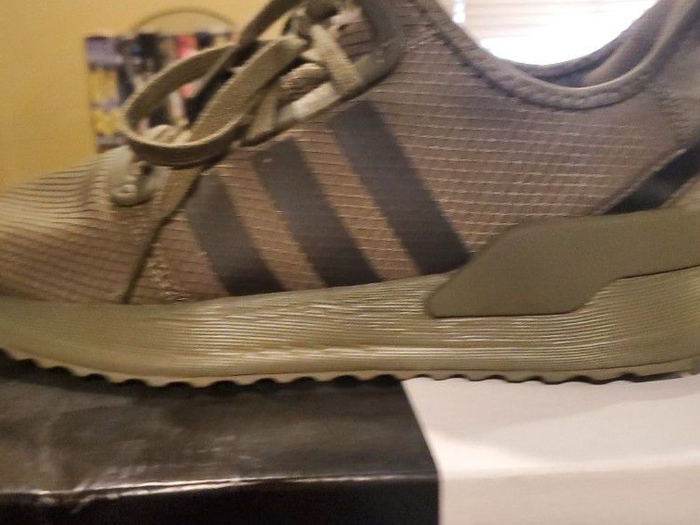 ADIDAS GREEN AND BLACK SIZE 10 WOMANS IM ASKING  $50 Used 1 Time