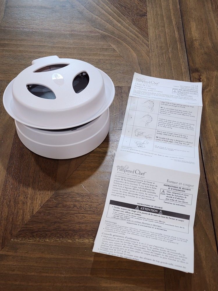 The Pampered Chef One Piece Close And Cut Press #1118 Spring Loaded Pressure