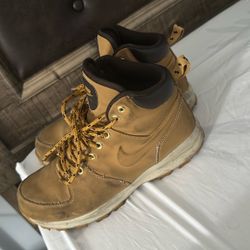 nike boots brown 
