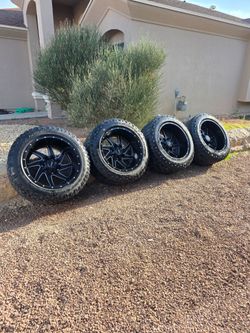 Rims 20x12 with 33s 6 lug universal....700$ cash only!