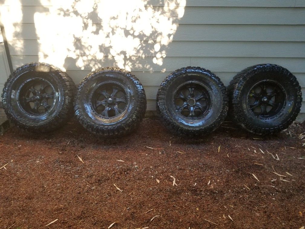 37x13.5R18LT Xrerrain Procomp wheels and tires rims Jeep JK