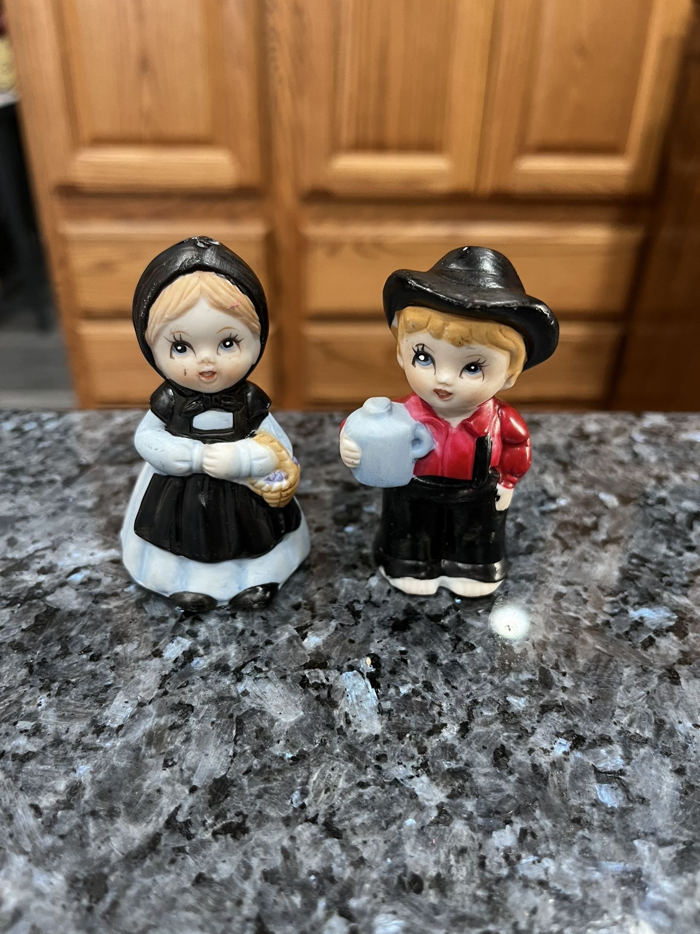 Vintage Amish Boy Girl Bisque Pair of Salt and Pepper Shakers. Preowned on the bottom it has in sharpie P-52 was bought in a antique store