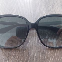 Gucci GG0022S women's sunglasses Black/Grey gradient, very good condition 