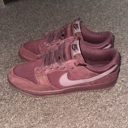 Dunk Low. Burgundy Crush. 